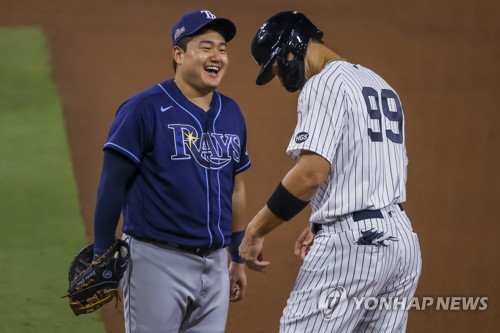 최지만, 포스트시즌 첫 멀티히트…탬파베이 ALDS 1패 뒤 2연승