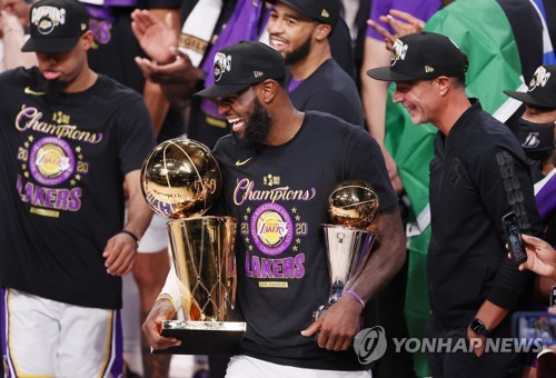 '건재한 왕좌' 르브론 제임스, 4년 만에 NBA 챔피언결정전 MVP
