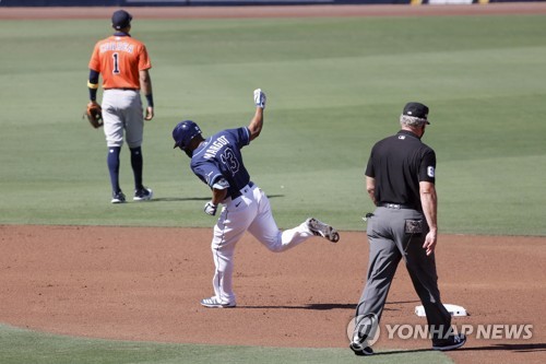 담 밖으로 공 날리고, 몸도 던진 MLB 마르고트 홈런이 더 좋아