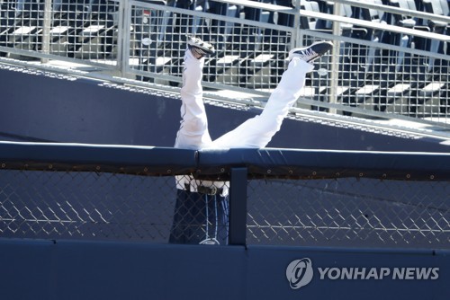 담 밖으로 공 날리고, 몸도 던진 MLB 마르고트 홈런이 더 좋아