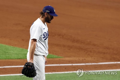 커쇼의 다시 시작된 '가을 징크스'…등 경련으로 등판 취소