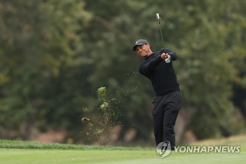 오늘은 달라 살아난 우즈, 조조 챔피언십 2R 6타 줄여 66위(종합)