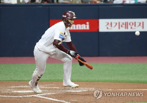 이정후, 3개월 만에 번트…감독대행 스트레스받는 것 같아서