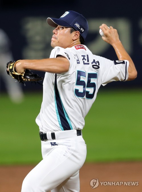 1위 굳히기 들어간 NC, 9월 팀 MVP에 김진성·양의지 선정