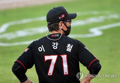 이강철 감독 퇴장당해 TV로 경기 보니, 답답하긴 하더라