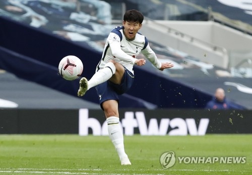 부상으로 교체됐던 손흥민, 맨유 원정 동행…깜짝 복귀하나