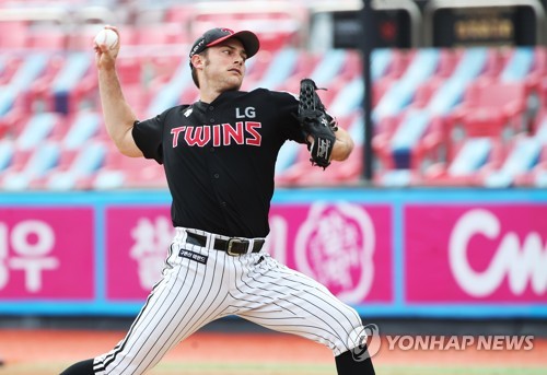 LG 외국인 투수 윌슨, 경기 중 팔꿈치 통증으로 자진 강판