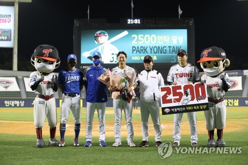 '첫 2천500안타' 박용택 중요한 타석에서 안타 쳐 좋았는데…