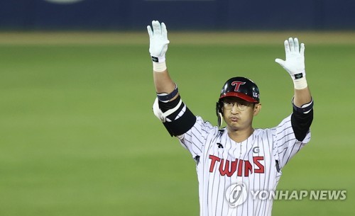 '첫 2천500안타' 박용택 중요한 타석에서 안타 쳐 좋았는데…