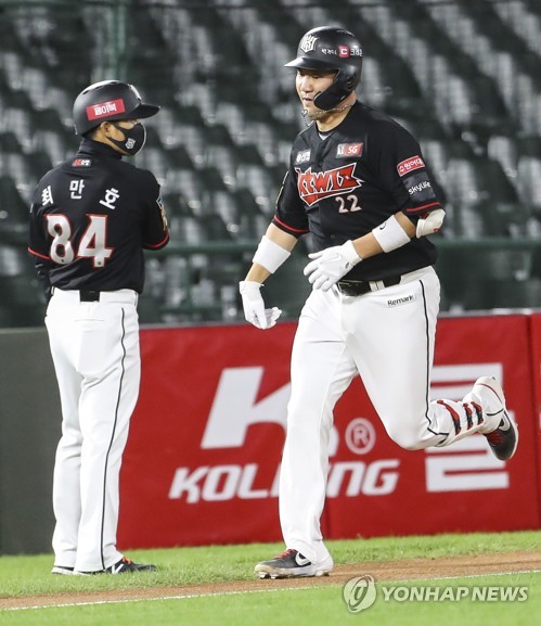 '막내' kt 창단 최다 72승 신기록…롯데에 6-5 진땀승