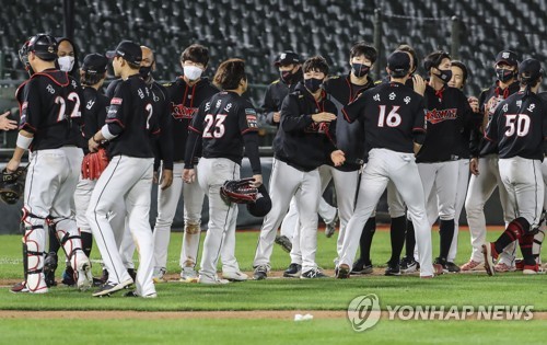 LG 끝내기 승리·두산은 완승…KIA·롯데 멀어지는 5위 티켓(종합)