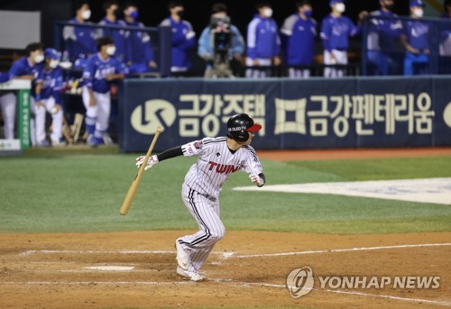 LG 끝내기 승리·두산은 완승…KIA·롯데 멀어지는 5위 티켓(종합)