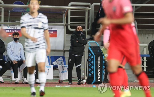 A대표팀과 무승부 거둔 김학범 감독 50점 경기…좀 혼나야