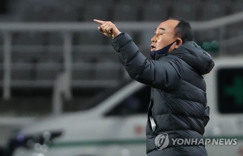 A대표팀과 무승부 거둔 김학범 감독 50점 경기…좀 혼나야