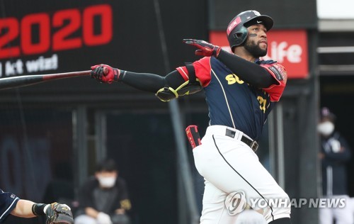 kt 로하스, 홈런왕 굳히기…시즌 44호 홈런 '쾅'