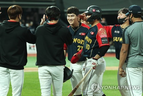 2위 LG 뒷심으로 6연승 질주…선두 NC 16개월 만에 최다 5연패