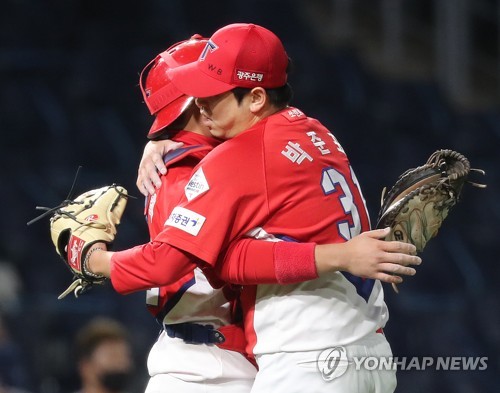 '나지완 결승타' KIA, 5강 기사회생…'사직택' 결정적 2루타