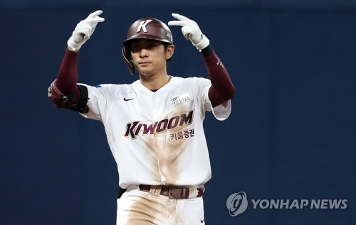 키움 이정후, 48번째 2루타…한 시즌 최다 신기록