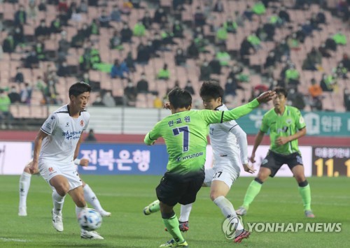 2명 퇴장 울산, 포항에 덜미 '다득점차 1위'…전북은 불꽃 추격
