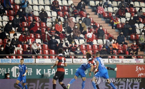 2명 퇴장 울산, 포항에 덜미 '다득점차 1위'…전북은 불꽃 추격