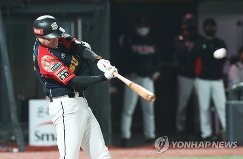 유한준 연장 10회 끝내기…kt 5위서 3위로 '점프'(종합)