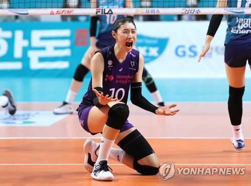 '돌아온' 김연경, 강력한 포효로 '여제의 귀환' 알렸다