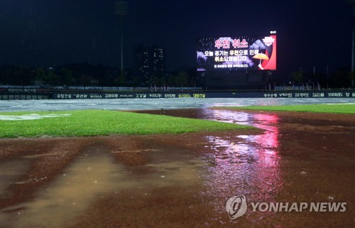 NC 정규시즌 우승, 비로 꼬였다…김택진 구단주 헛걸음