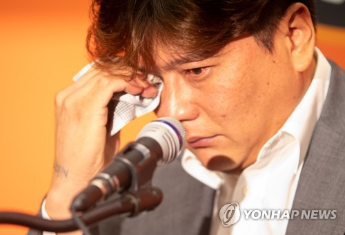 끝내 무너진 김태균, 눈물 '뚝뚝'… 이글스는 내 자존심이었다
