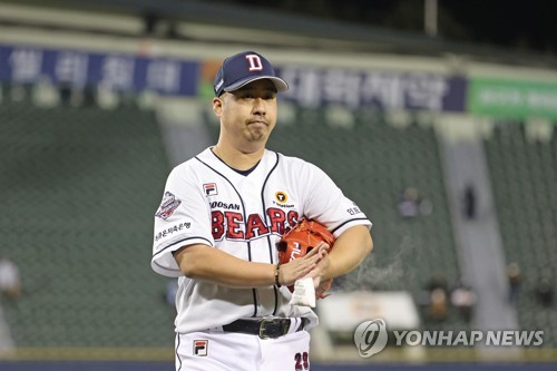 실책·불펜 난조에…두산 유희관, 8년 연속 10승 실패
