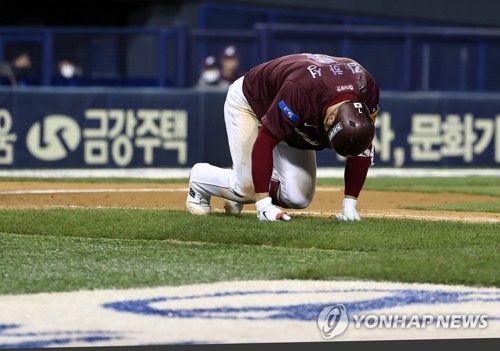발등에 타구 맞은 김하성, 단순 타박 진단…키움, 안도