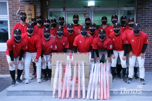 NC 양의지, 연고지 5개 고교에 야구용품 1억원 기부