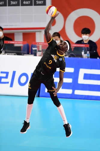 KB손보·흥국생명 나란히 4연승…주포 케이타-김연경 맹폭(종합)