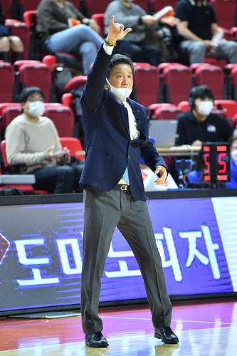 300승 유도훈 감독 선수들이 다 했죠…올해 1승은 더 소중해
