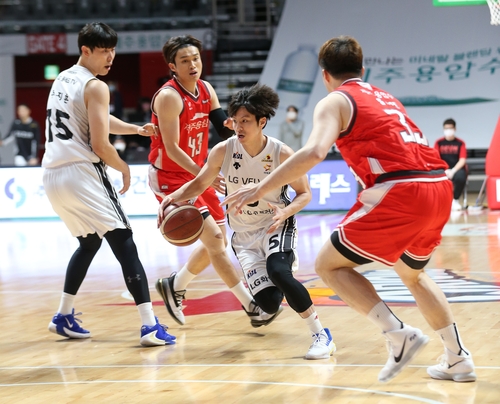 KCC, 현대모비스 6연승 저지…LG는 SK에 져 7연패(종합) LG는 3연승 노리던 오리온 제압…삼성도 KGC에 설욕