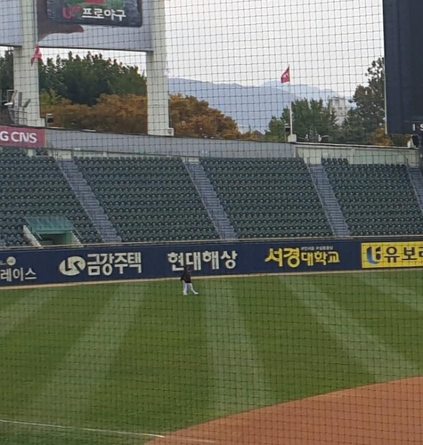 남몰래 빈 경기장 걸은 정근우 야구와 작별 인사한 것