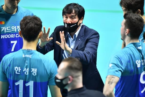 '2연승' 신영철 우리카드 감독 어려운 승리…불안하게 승리