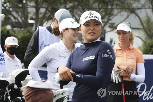 1년 만에 LPGA투어 출전한 고진영, 첫날은 오버파