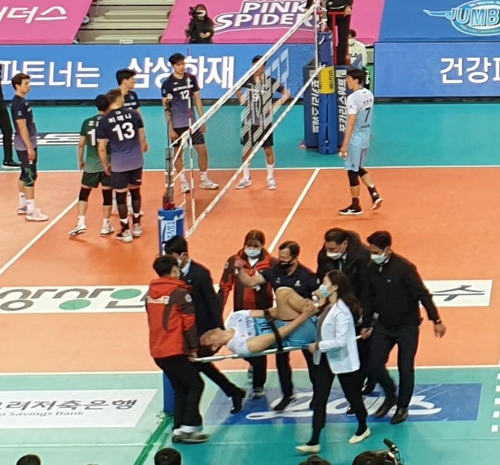 우리카드 어쩌나…주포 나경복, 경기 중 발목부상