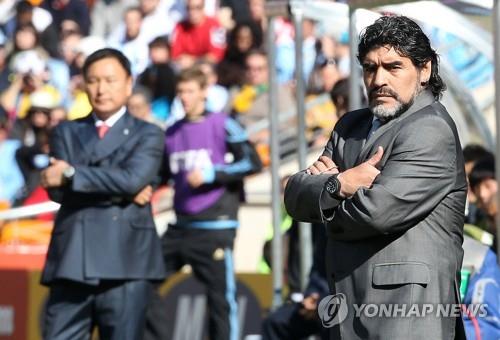 선수·감독으로 마라도나와 대결한 허정무 만감이 교차