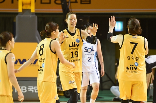 '코피 투혼' 박지수, 오늘도 더블더블…KB, 신한은행 잡고 7연승