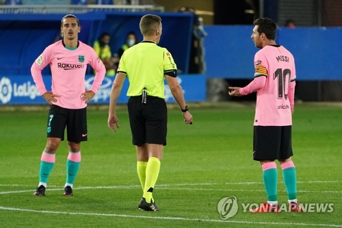 '심판 향한 화풀이' 메시, 시즌 2번째 옐로카드…퇴장감