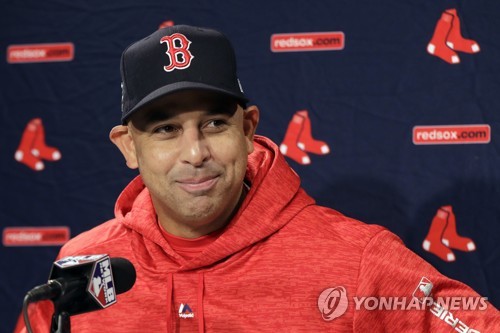 MLB 보스턴, '사인 훔치기 연루' 코라 감독과 2+2년 계약