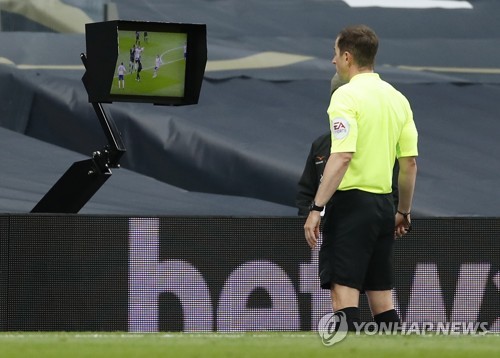 UEFA 회장 핸드볼 반칙 규정 바꿔야…FIFA에 서신 보내