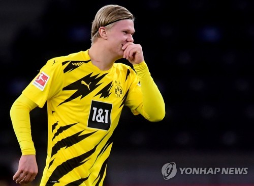 4골 폭발 홀란, 분데스리가 10호골…레반도프스키에 도전장