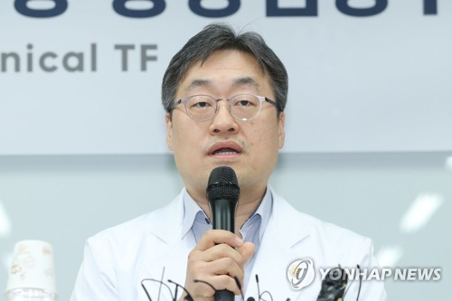 '드라이브스루 진료소' 고안한 의사, KS 6차전 시구