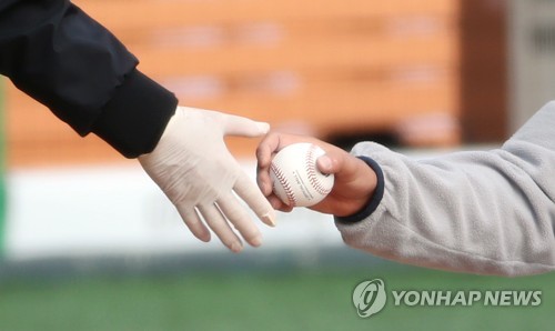 한국야구위원회, 경기사용구 2차 검사…모든 샘플 합격