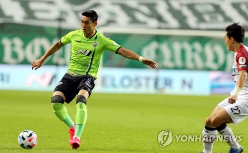 이용, 쇄골 수술로 시즌아웃 확정…전북 트레블 전선에 비상