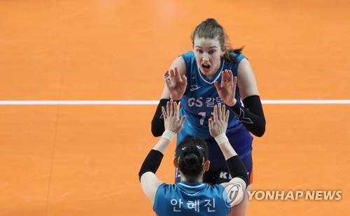 '러츠 24득점' GS칼텍스, 도로공사 꺾고 3위 도약