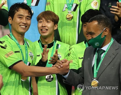 모라이스 감독 모리뉴와 함께 이룬 트레블, 이번엔 홀로!
