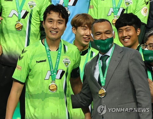 별 2개 안긴 모라이스, 전북 떠난다…차기 사령탑엔 김상식 유력